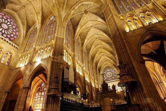 Interior-de-la-Catedral-de-León-Wikipedia.